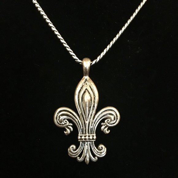 Vintage Retro Fleur de Lis Pendant and Necklace - Picture 3 of 12